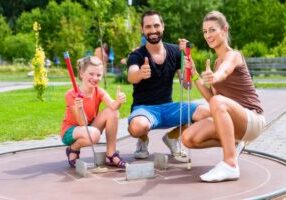famille-jouant-au-golf-miniature-jour-ete_79405-1684